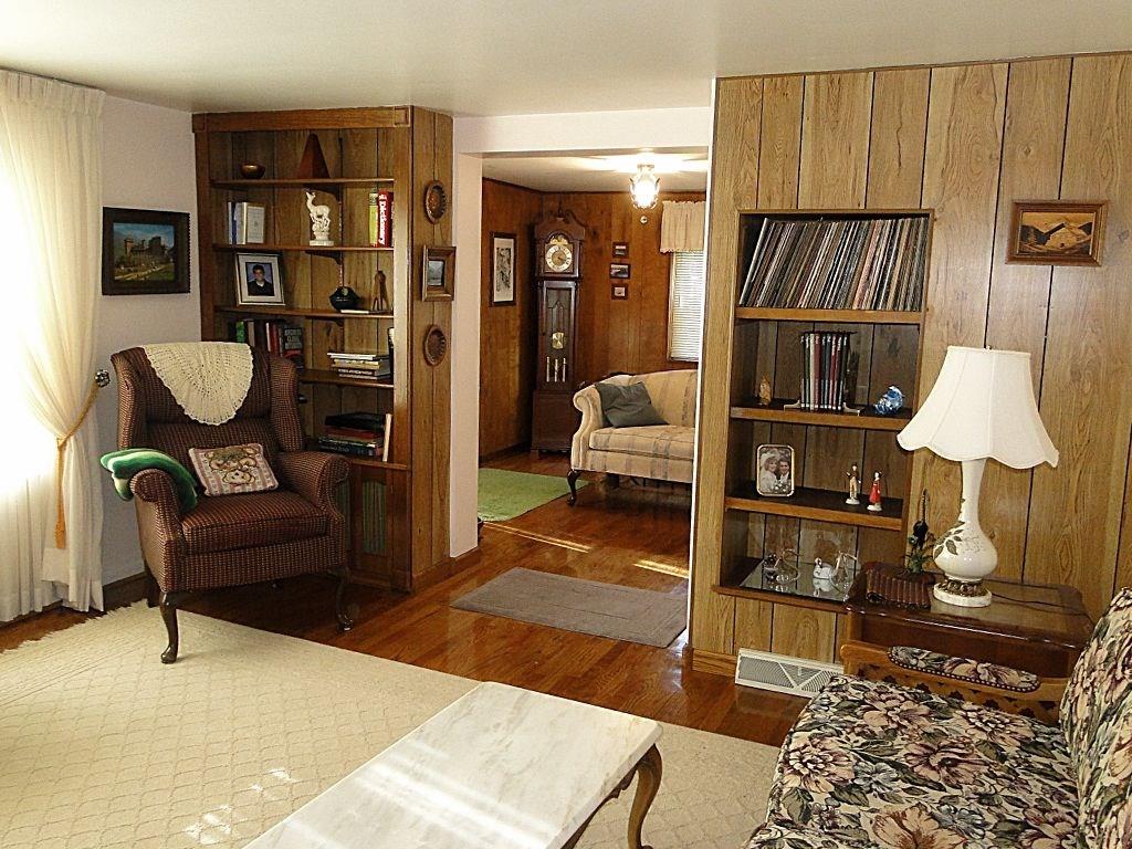 1403 Ridge Avenue Coraopolis, PA 15108 - Photo 4 of 25 Living Room
