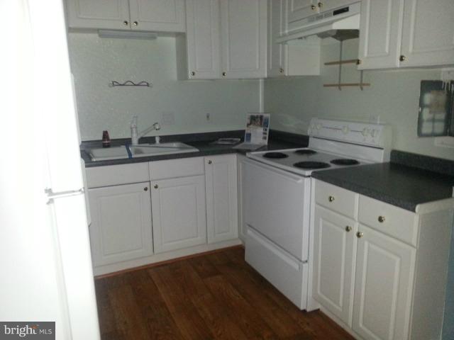 9244 Hood Road Manassas, VA 20110 - Photo 2 of 15 Kitchen
