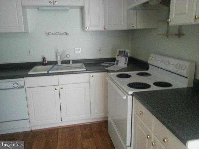 9244 Hood Road Manassas, VA 20110 - Photo 3 of 15 Kitchen