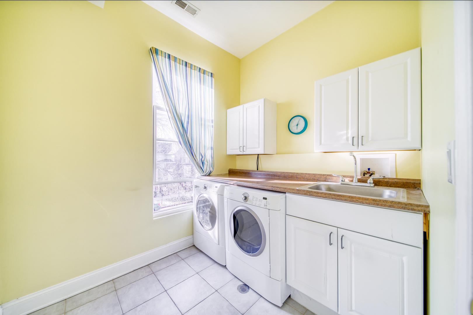 1663 North Richmond Street Chicago, IL 60647 - Photo 21 of 29 a bathroom with a sink and a washing machine