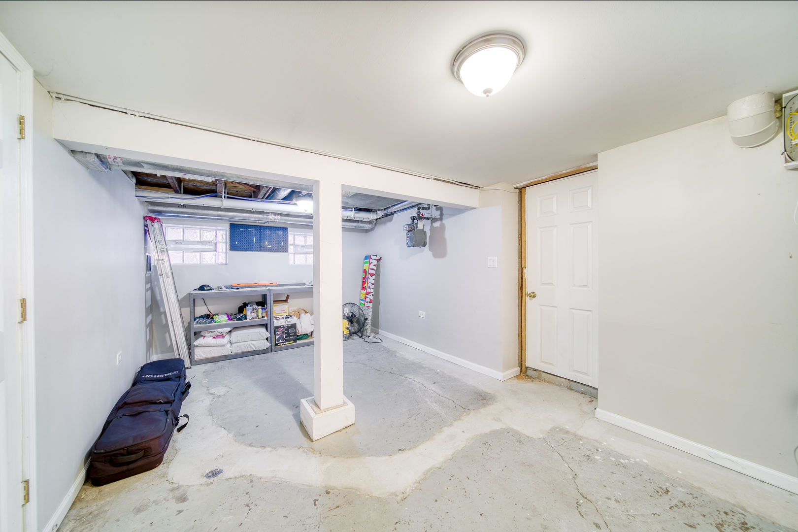 1663 North Richmond Street Chicago, IL 60647 - Photo 26 of 29 a view of a livingroom with storage space