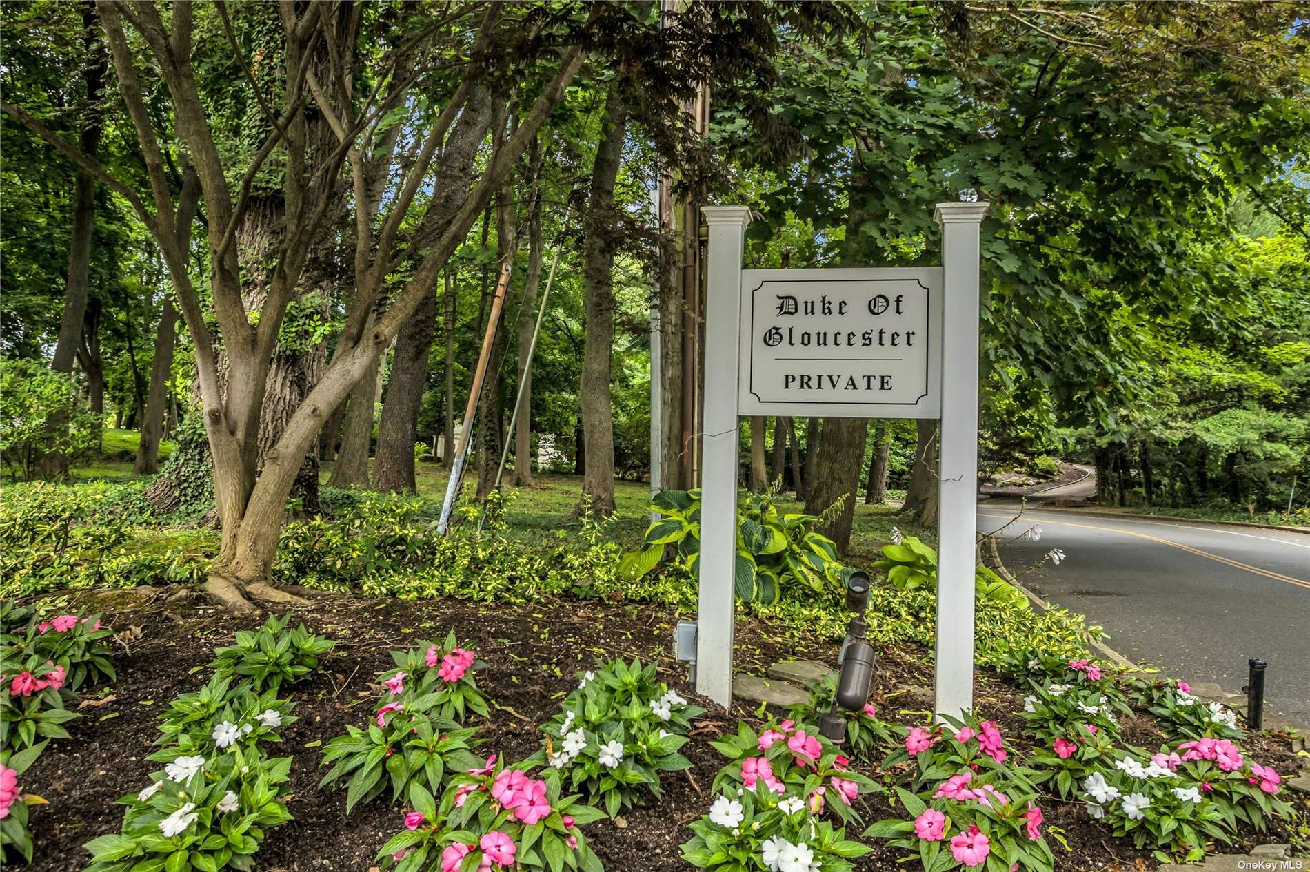 22 Duke Of Gloucester, Manhasset, NY 11030 Compass