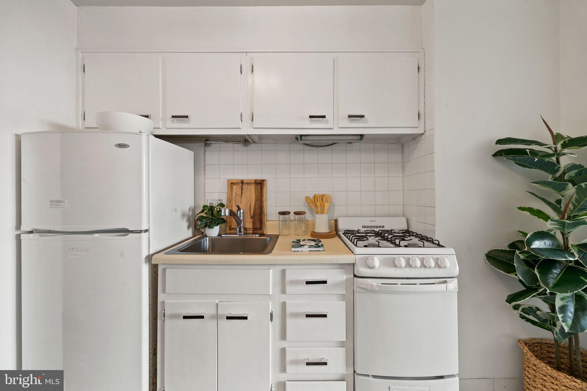 604 South Washington Square, Unit 913 Philadelphia, PA 19106 - Photo 11 of 24 a kitchen with appliances and cabinets