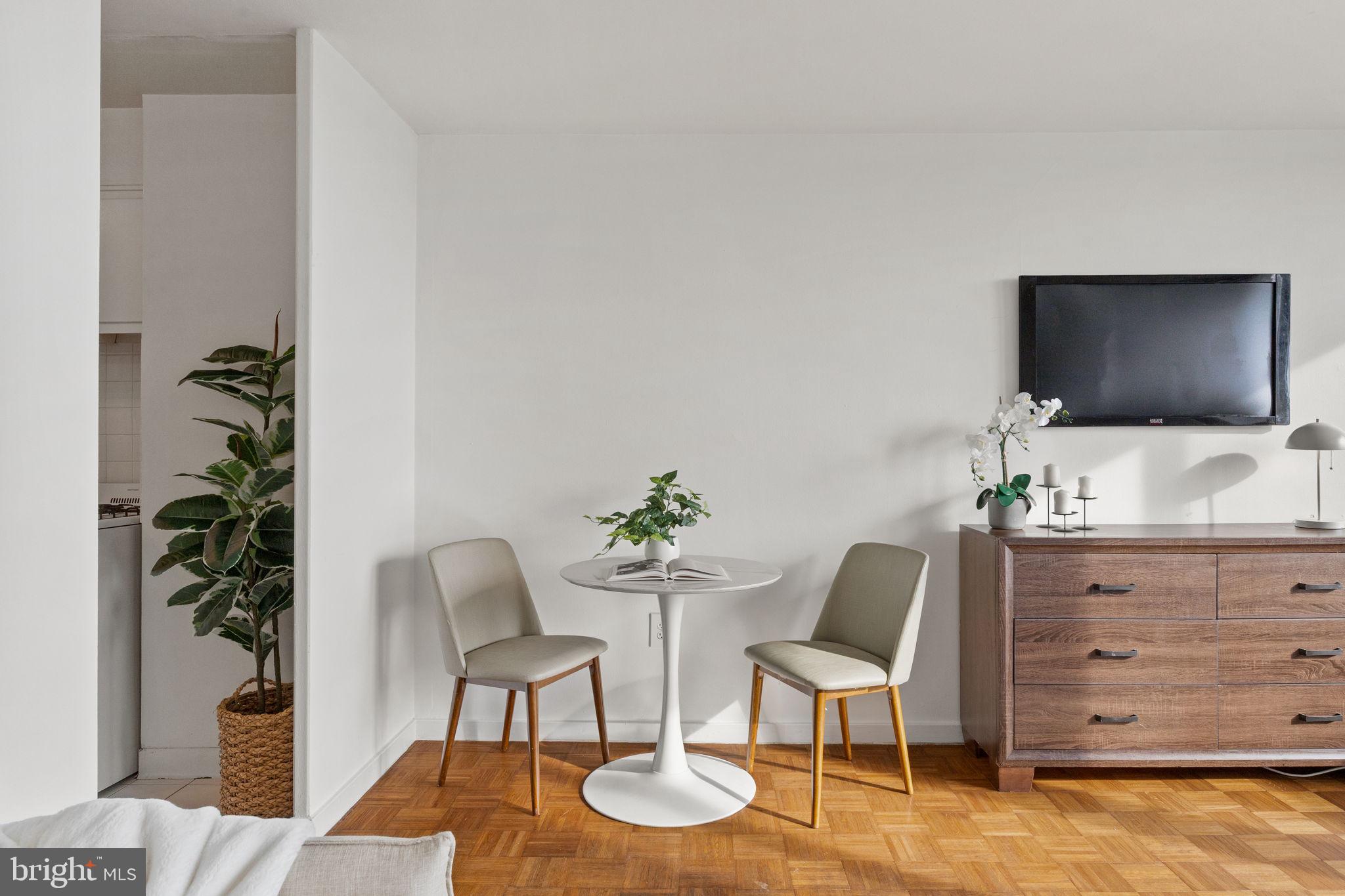 604 South Washington Square, Unit 913 Philadelphia, PA 19106 - Photo 8 of 24 a living room with furniture and a flat screen tv