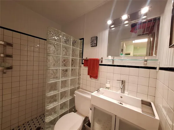 $1,095,000 | 218 22nd Street Northeast, Bradenton, FL 34208