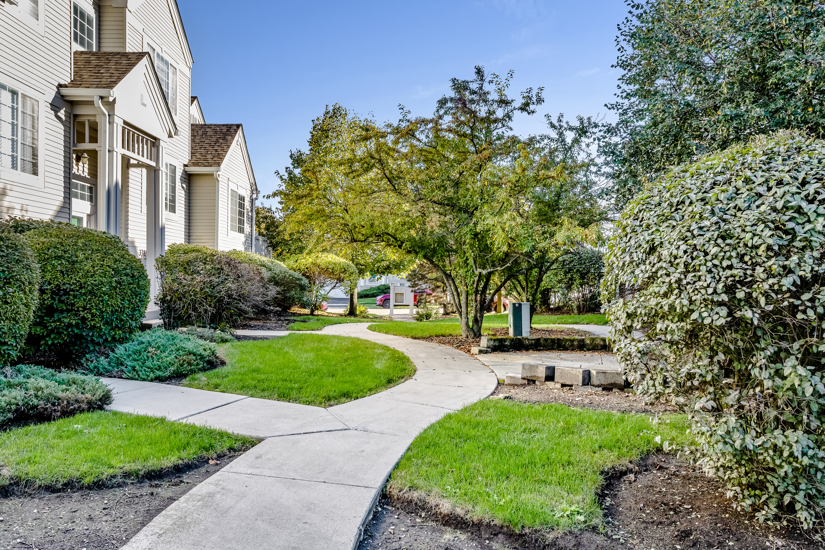 3389 Ravinia Circle, Unit 3389 Aurora, IL 60504 - Photo 2 of 23 a backyard of a house with table and chairs