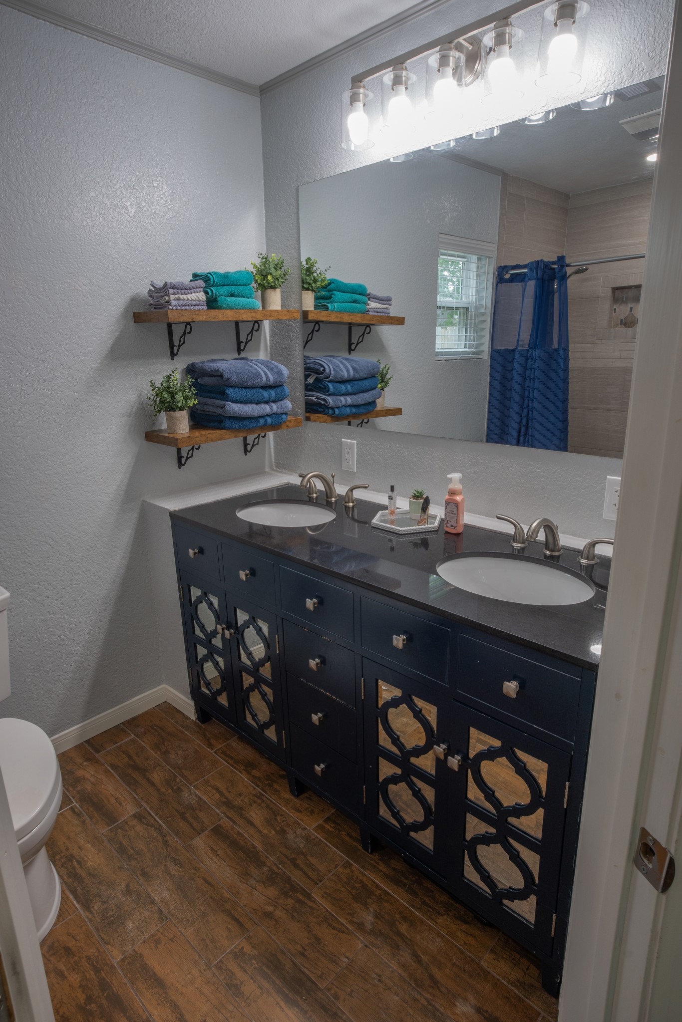 10 Wagon Ln Loop Angleton, TX 77515 - Photo 15 of 28 a bathroom with a sink and a mirror
