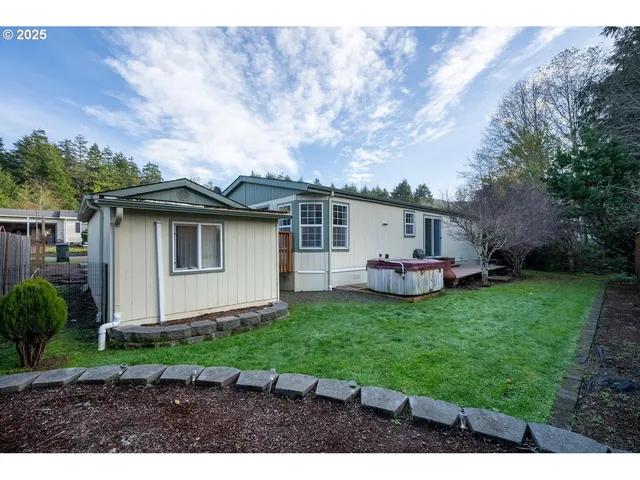 a view of a house with backyard