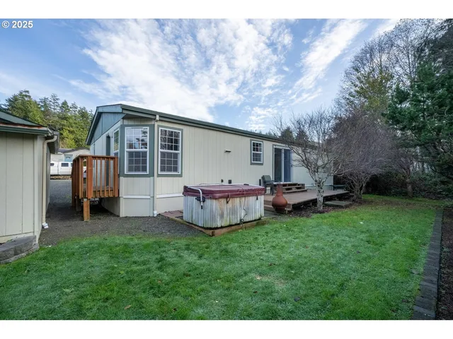 a view of a house with backyard