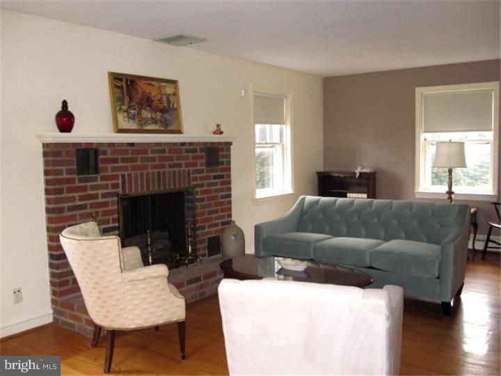1387 Meetinghouse Road Huntingdon Valley, PA 19006 - Photo 4 of 20 Living Room
