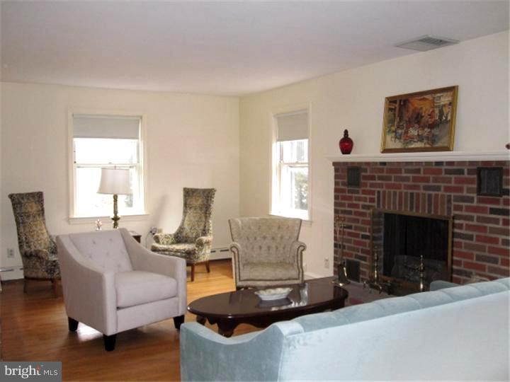 1387 Meetinghouse Road Huntingdon Valley, PA 19006 - Photo 5 of 20 Living Room