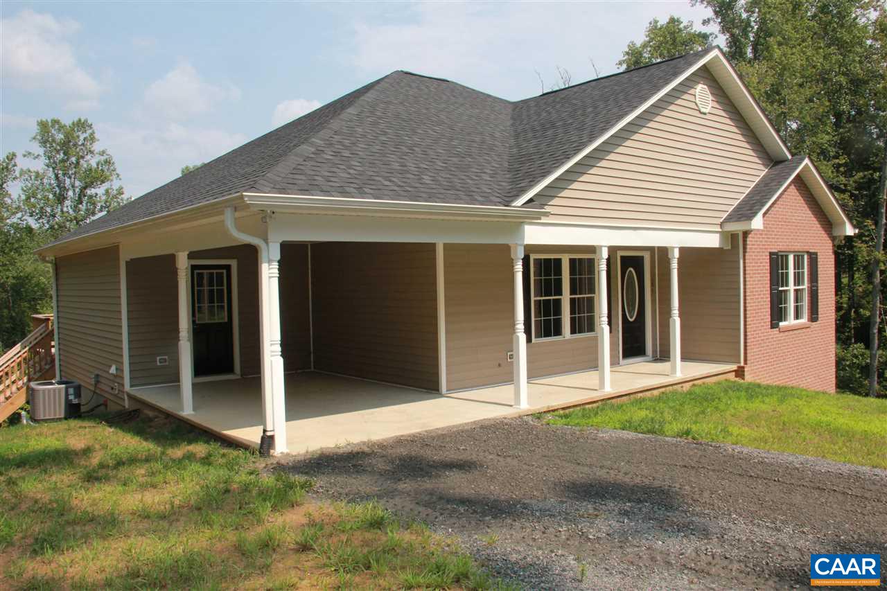 131 Farm Ridge Drive Ruckersville, VA 22968 - Photo 5 of 32 a front view of a house with a garden