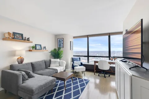 $185,000 | 5415 North Sheridan Road, Unit 4010, Chicago, IL 60640