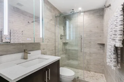 $185,000 | 5415 North Sheridan Road, Unit 4010, Chicago, IL 60640