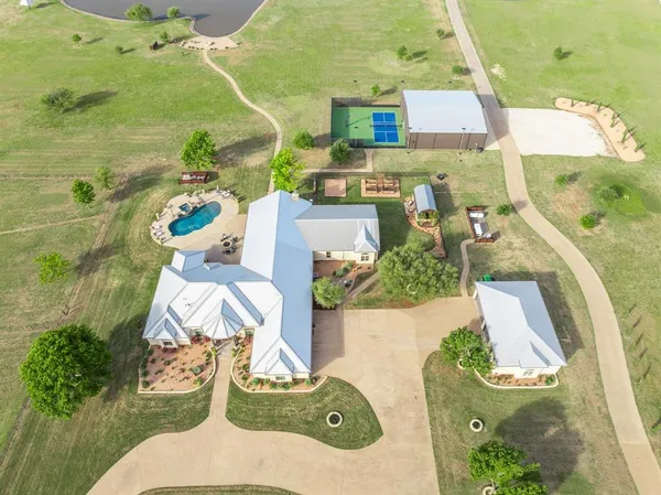 $4,693,600 | 887 Hcr 3110 Street North, Abbott, TX 76621