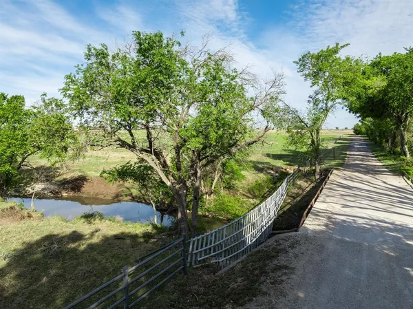 $4,693,600 | 887 Hcr 3110 Street North, Abbott, TX 76621