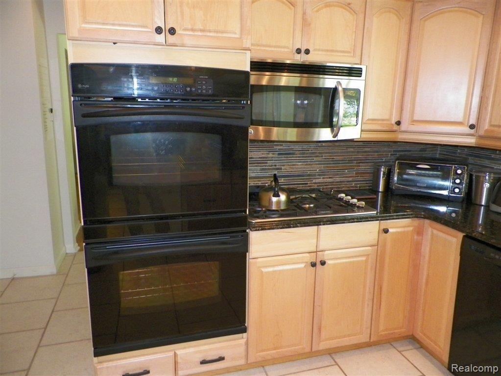 2335 Rancroft Beat Rochester, MI 48306 - Photo 5 of 27 Double oven