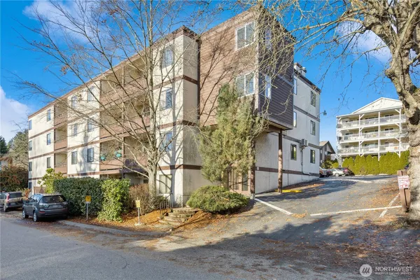 $1,995 | 2100 North 106th Street, Unit 304, Seattle, WA 98133