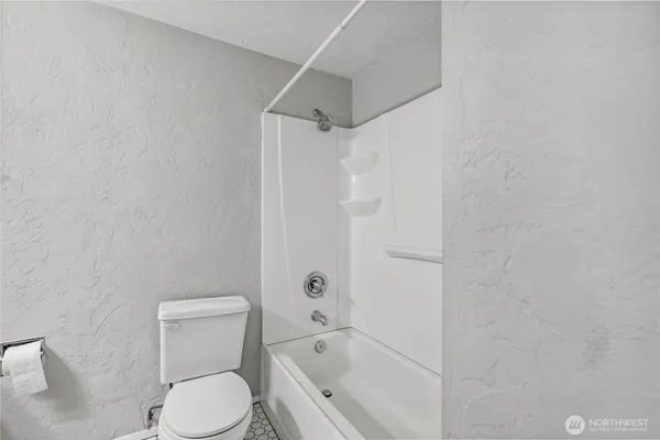 $1,995 | 2100 North 106th Street, Unit 304, Seattle, WA 98133