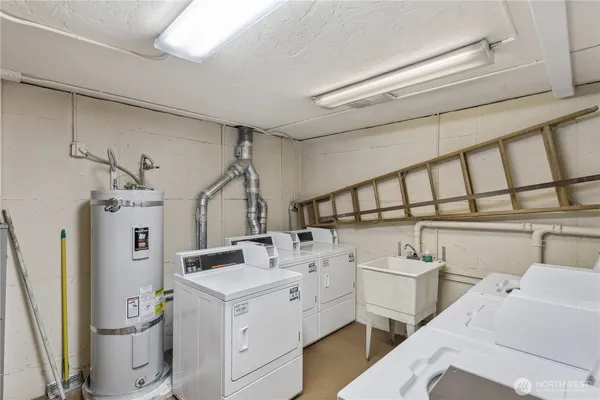 $1,995 | 2100 North 106th Street, Unit 304, Seattle, WA 98133