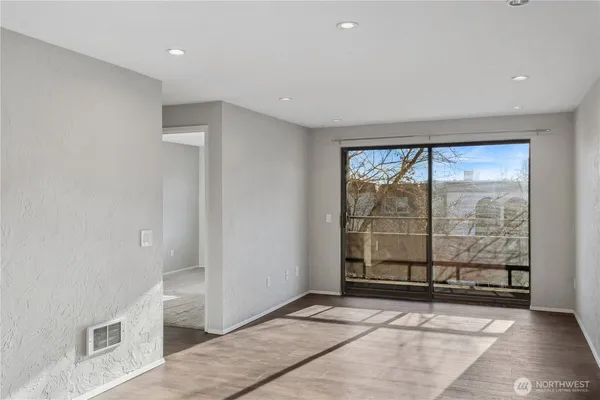 $1,995 | 2100 North 106th Street, Unit 304, Seattle, WA 98133