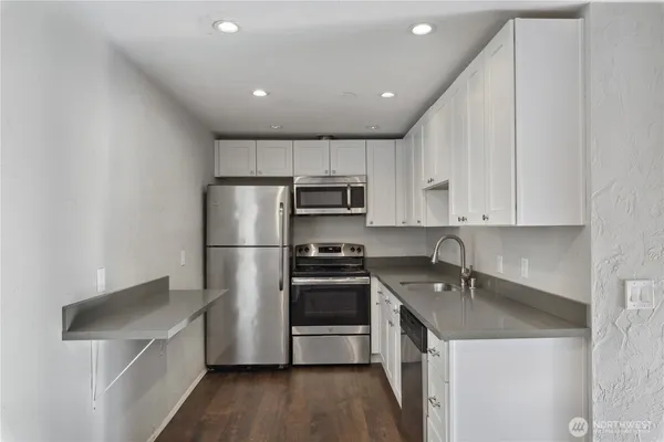 $1,995 | 2100 North 106th Street, Unit 304, Seattle, WA 98133