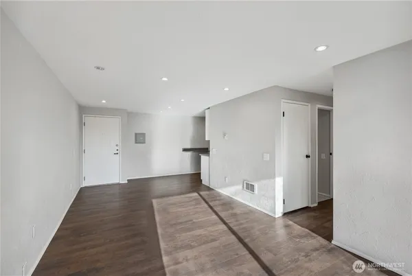 $1,995 | 2100 North 106th Street, Unit 304, Seattle, WA 98133