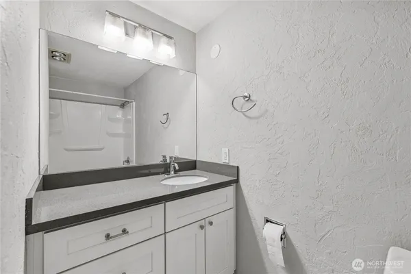 $1,995 | 2100 North 106th Street, Unit 304, Seattle, WA 98133