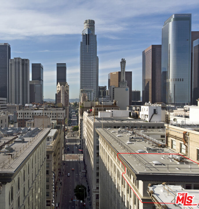 460 South Spring Street, Unit 1211 Los Angeles, CA 90013 - Photo 26 of 26 a view of city from a balcony