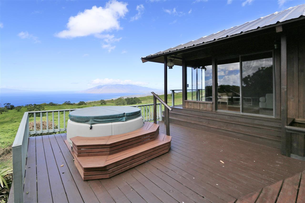 13434 Kula Highway Kula, HI 96790 - Photo 13 of 30 a sitting area with view of balcony