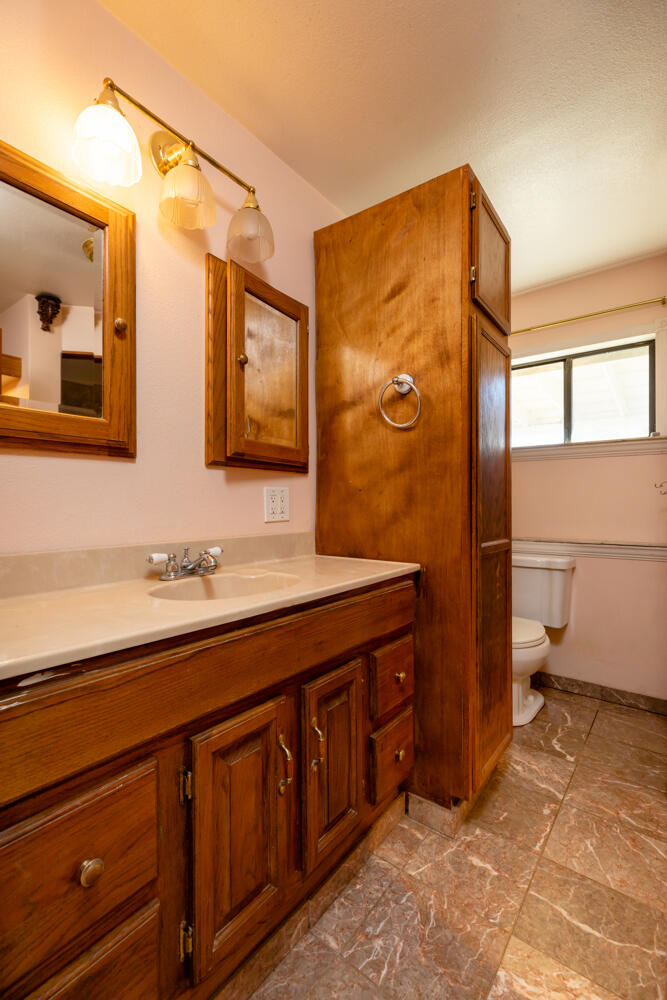 21550 Sprague River Road Chiloquin, OR 97624 - Photo 25 of 34 Main house bathroom