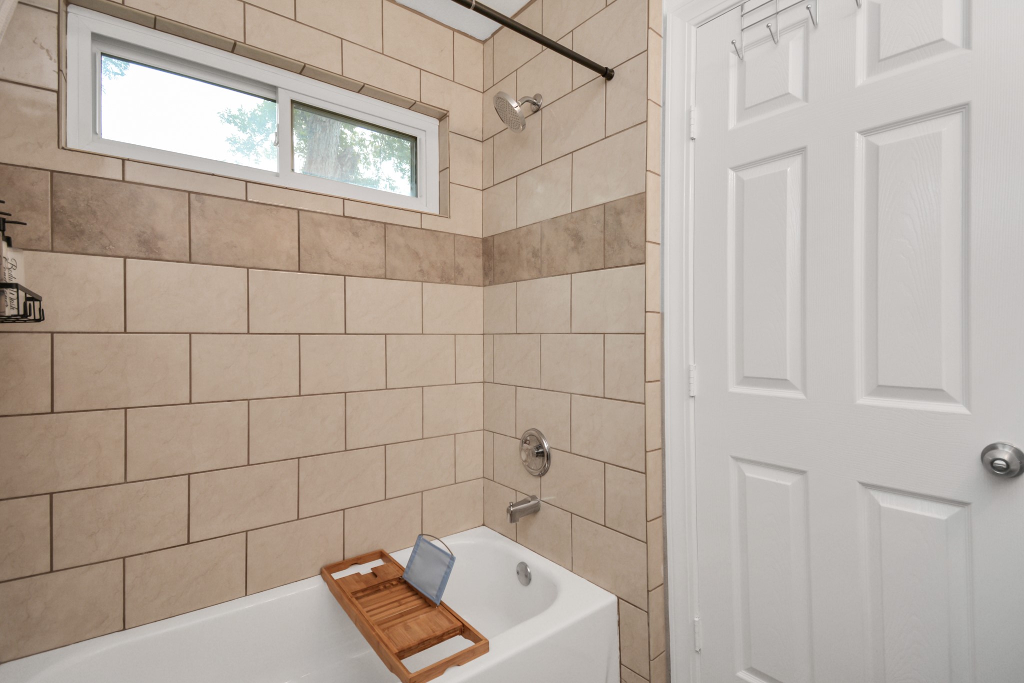 7830 Pardee Street Houston, TX 77028 - Photo 16 of 24 a bathroom with a bathtub