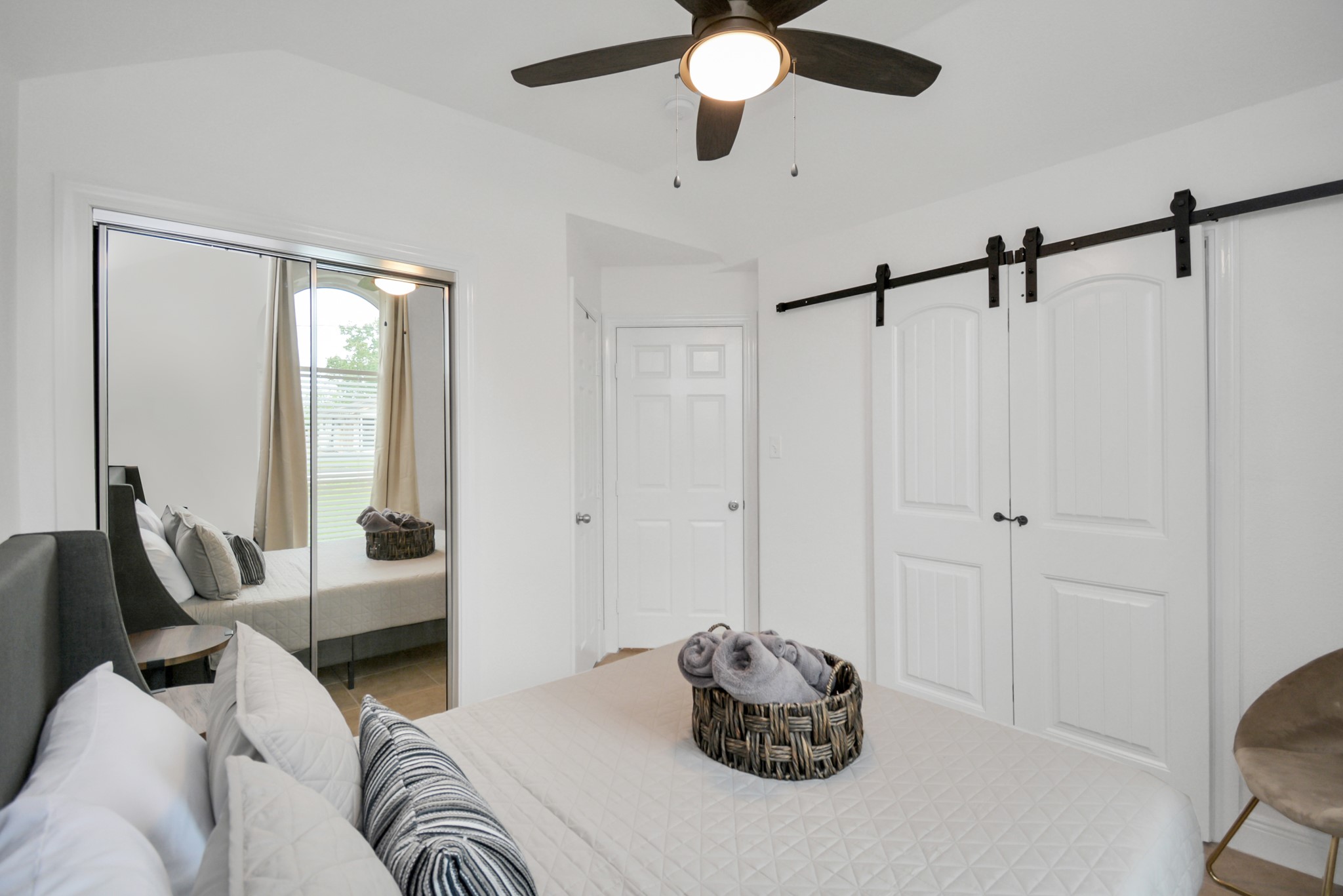 7830 Pardee Street Houston, TX 77028 - Photo 20 of 24 a living room with furniture and a window