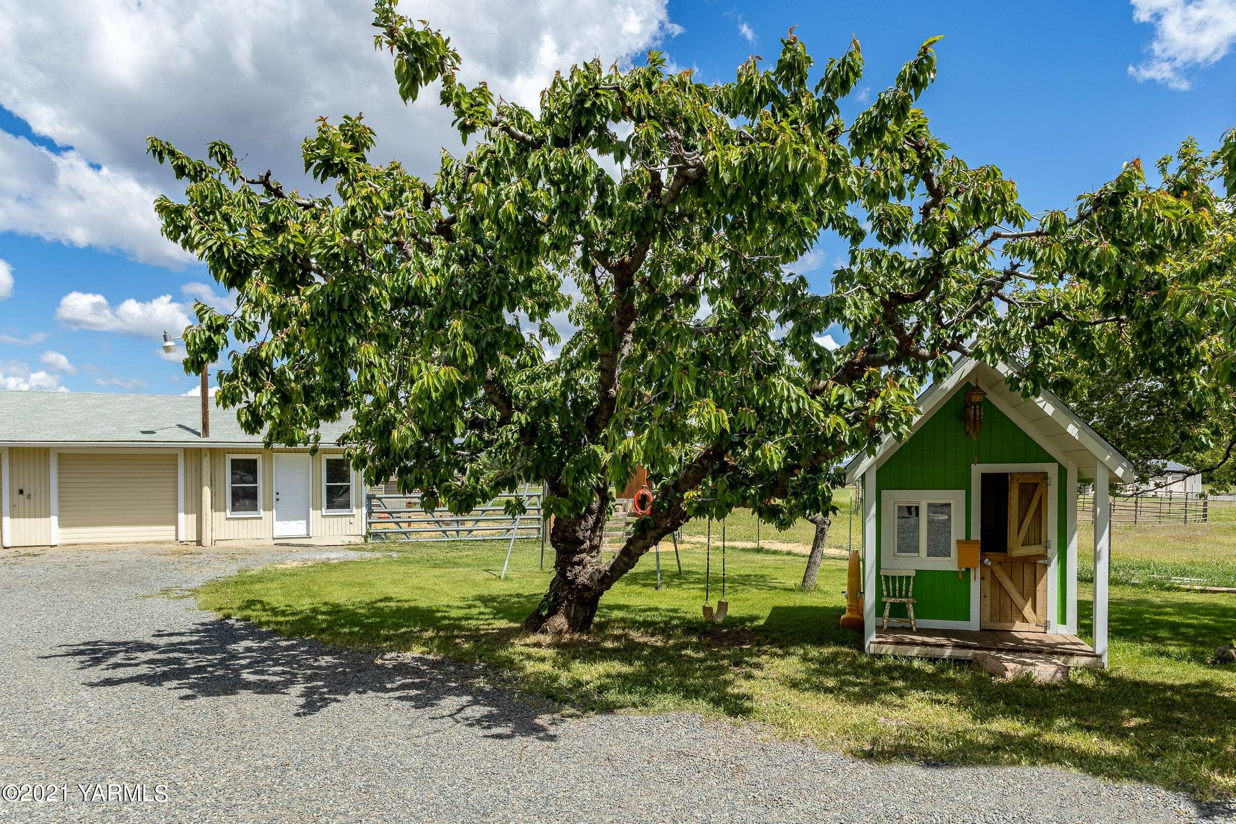 11805 Occidental Road Yakima, WA 98908 - Photo 8 of 51 a front view of a house with a yard