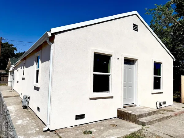a view of a back yard of the house