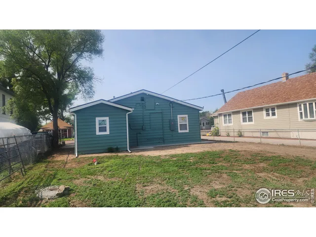 a black and white photo of a living room