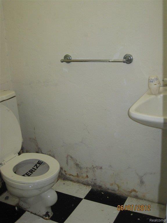 829 Barrington Road Grosse Pointe, MI 48230 - Photo 18 of 25 BASEMENT HALF BATH.JPG