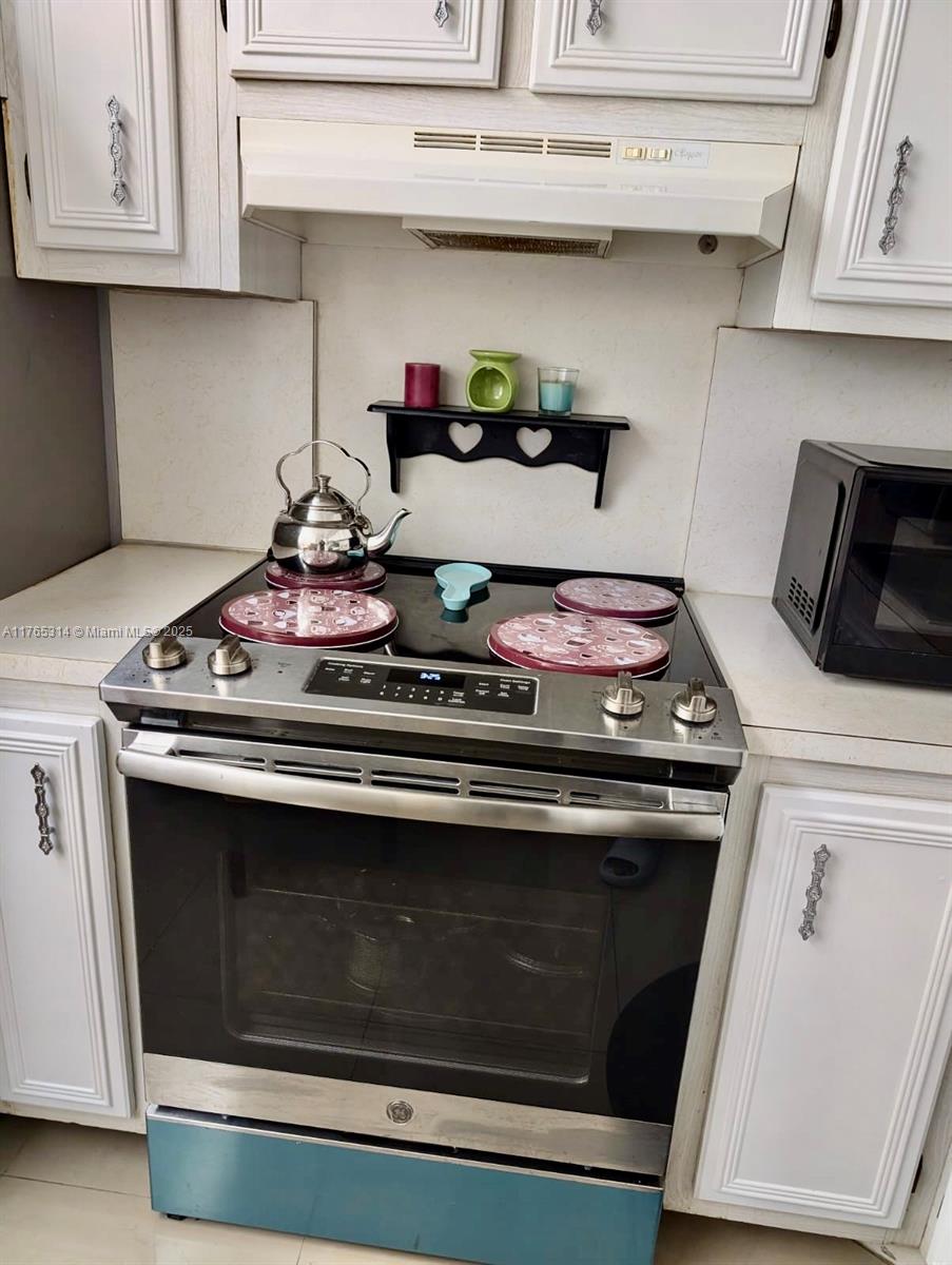 Boynton Beach Boynton Beach, FL 33435 - Photo 24 of 29 a stove top oven sitting inside of a kitchen