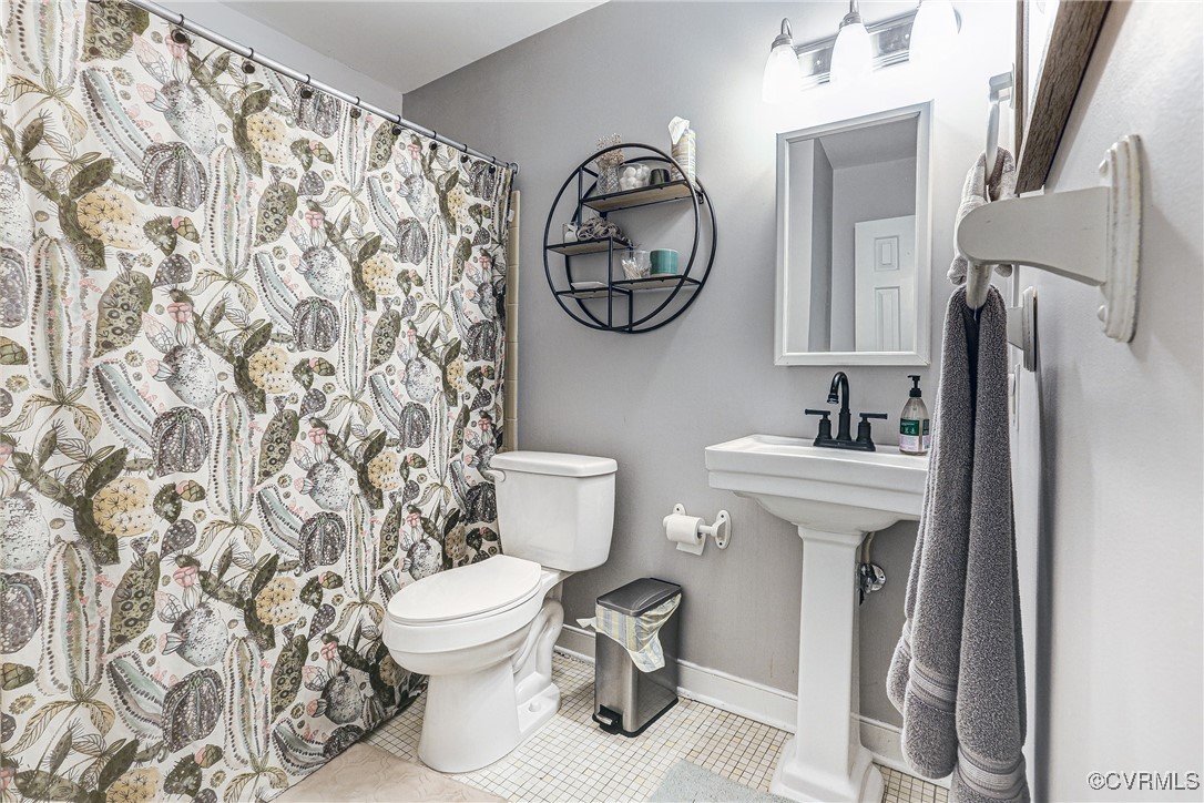 2005 Marroit Road Henrico, VA 23229 - Photo 20 of 40 Full hall bath with tub and shower, pedestal sink.
