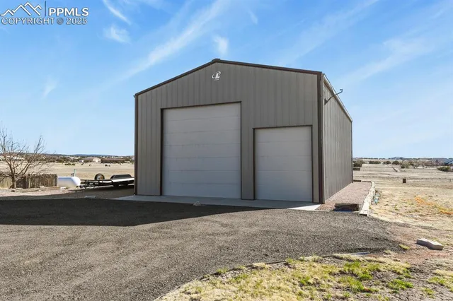 a view of livingroom with furniture