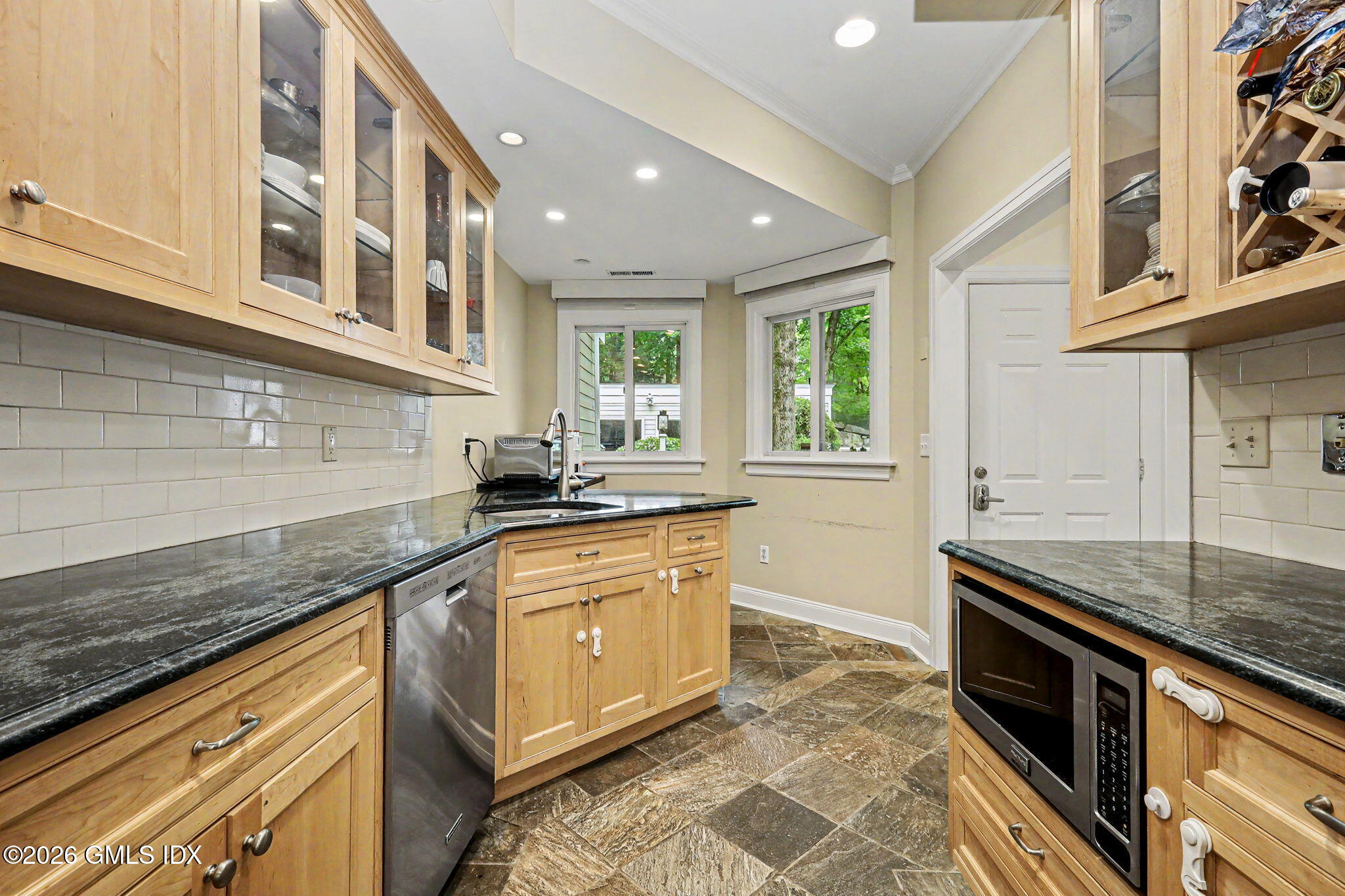333 Palmer Hill Road, Unit 1B Riverside, CT 06878 - Photo 5 of 31 4-web-or-mls-333-palmer-hill-rd-unit-1b