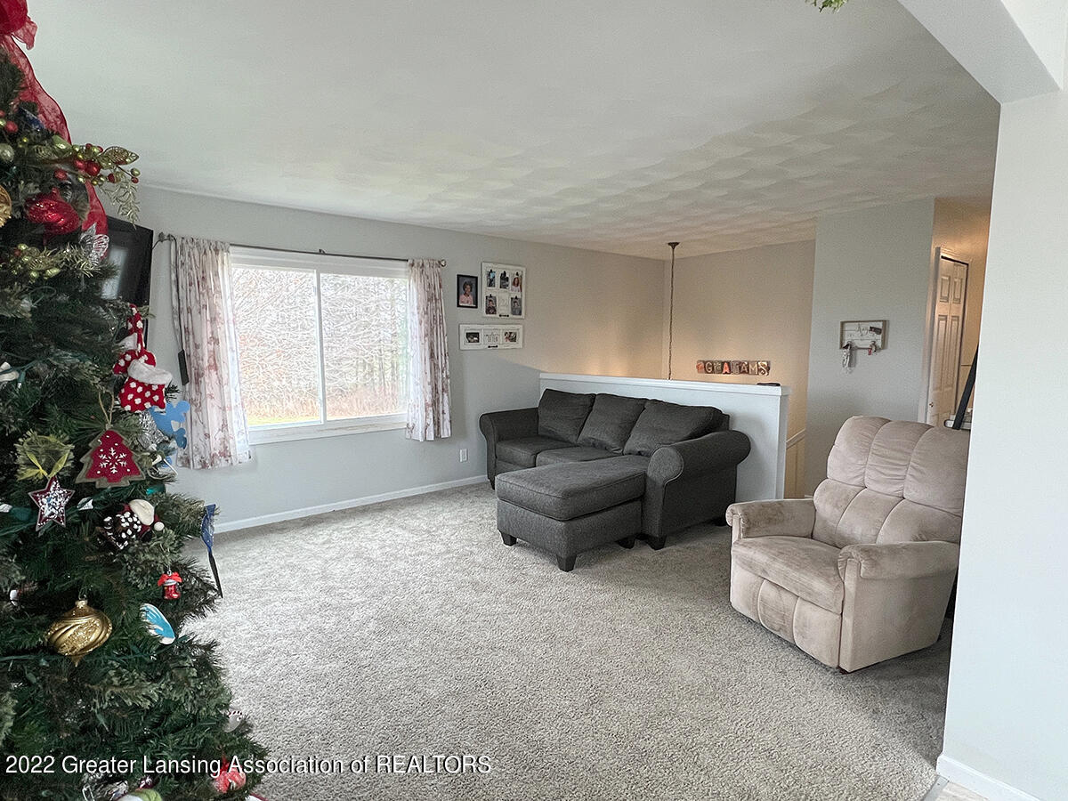 10190 Kinneville Road Eaton Rapids, MI 48827 - Photo 13 of 48 livingroom-4