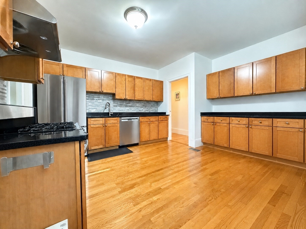 132 Middlesex Road, Unit 1 Chestnut Hill, MA 02467 - Photo 3 of 11
