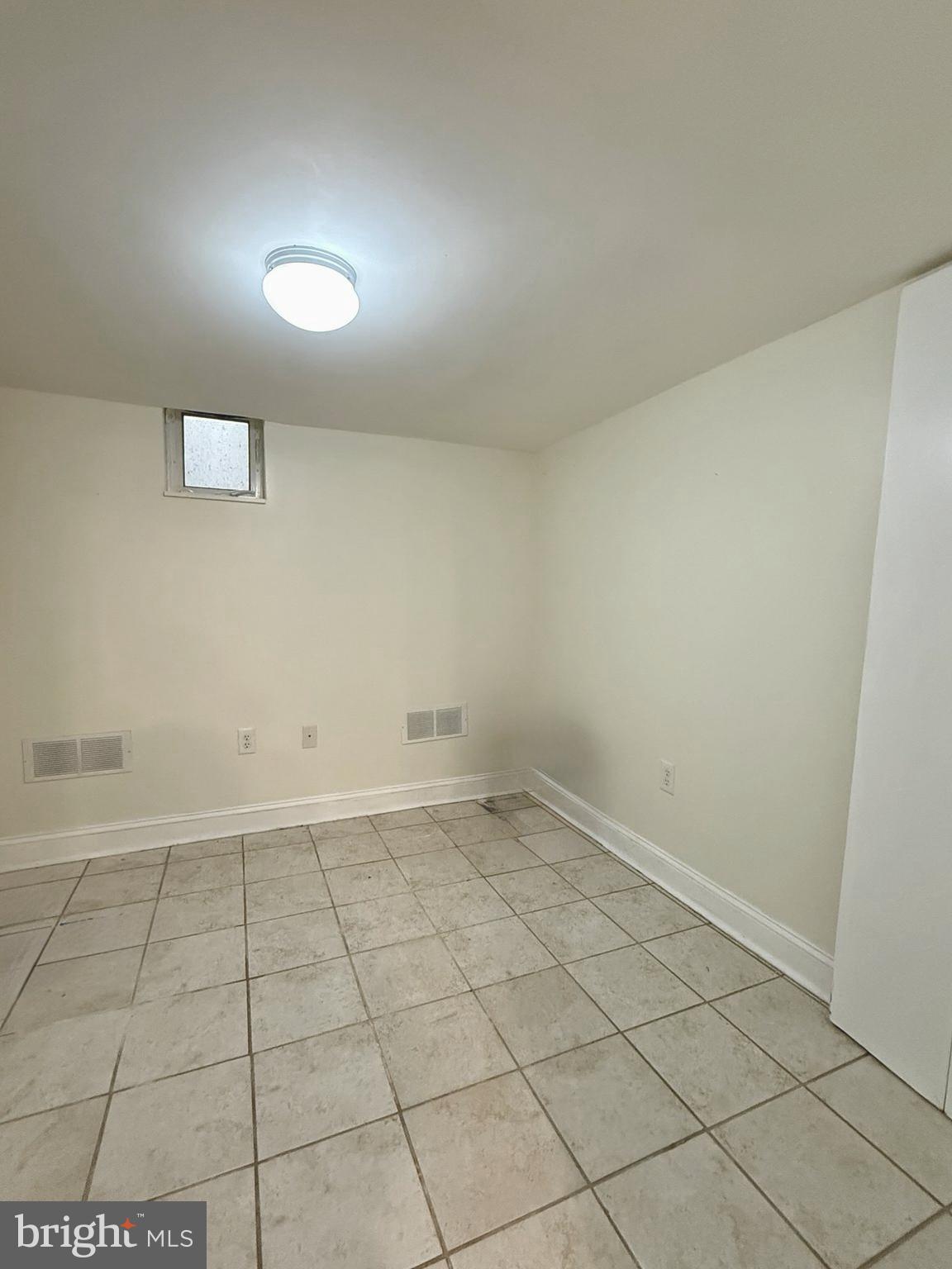 811 Earp Street Philadelphia, PA 19147 - Photo 26 of 29 an empty room with white door