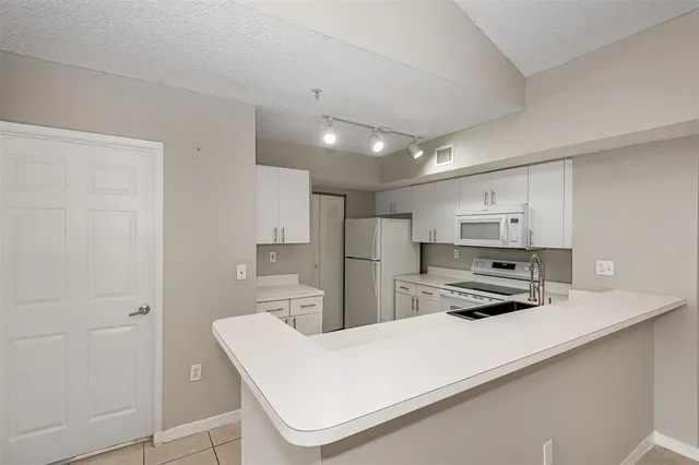 $2,100 | 3848 Lyons Road, Unit 202, Coconut Creek, FL 33073