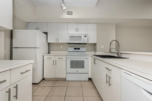 $2,100 | 3848 Lyons Road, Unit 202, Coconut Creek, FL 33073