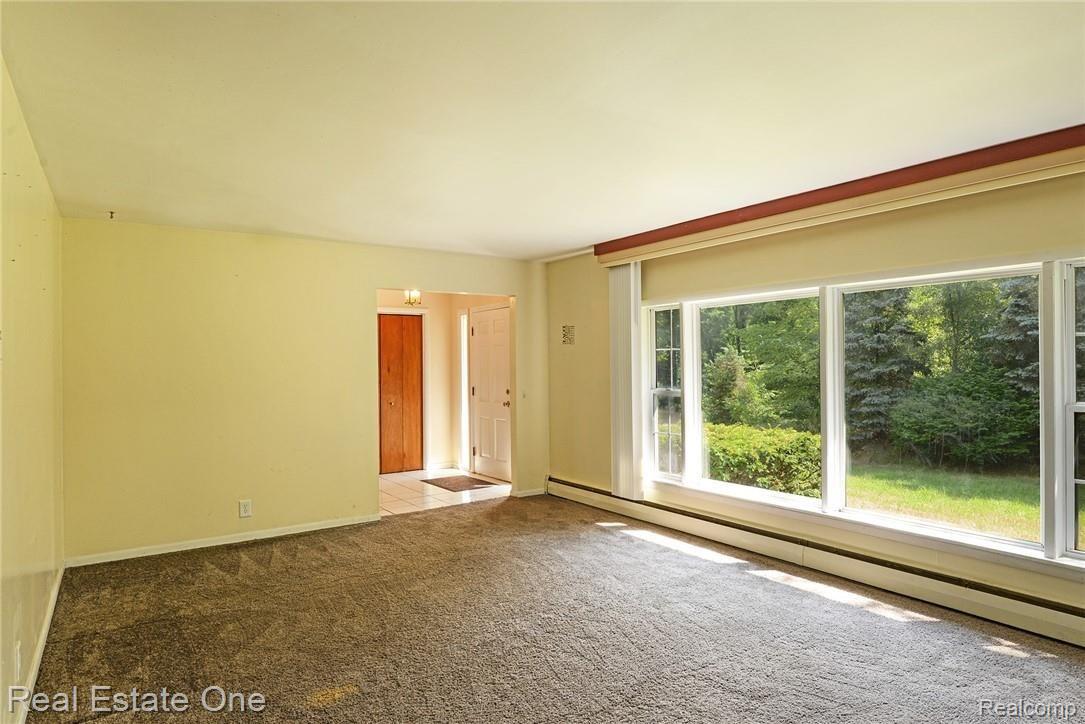 9780 Mcgregor Road Pinckney, MI 48169 - Photo 5 of 34 Front room