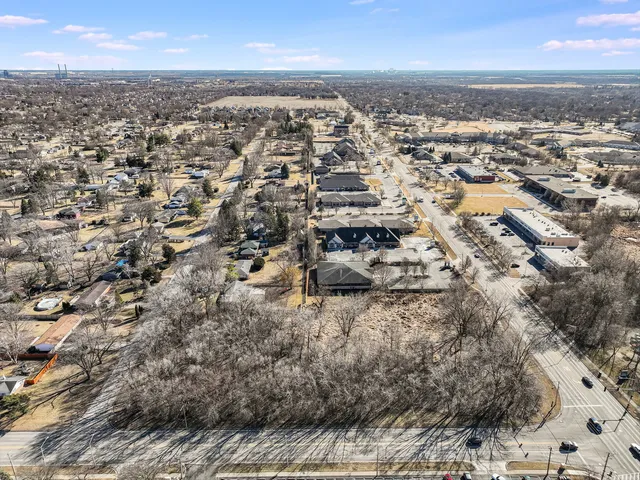 a view of road with yard