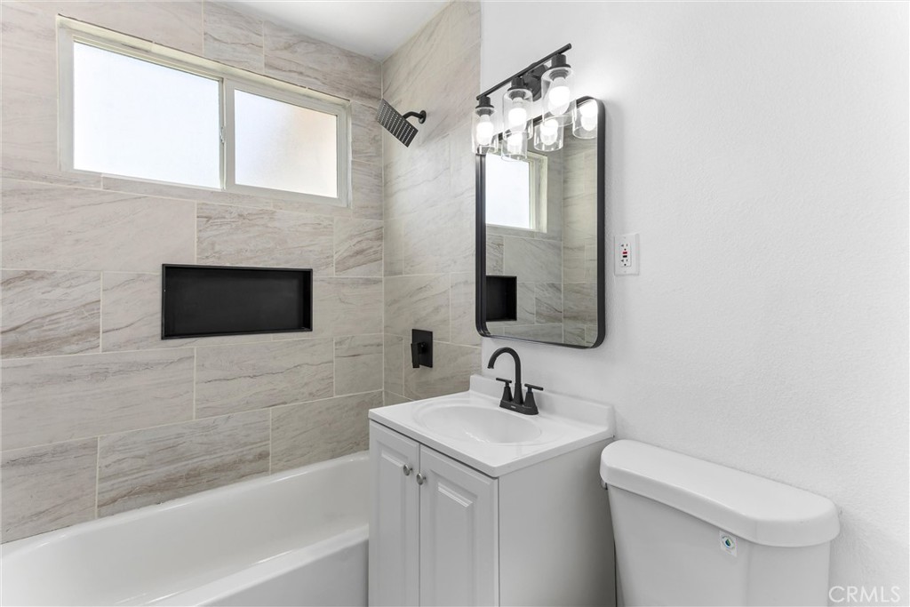 247 Grant Street Rialto, CA 92376 - Photo 27 of 45 Bathroom #2