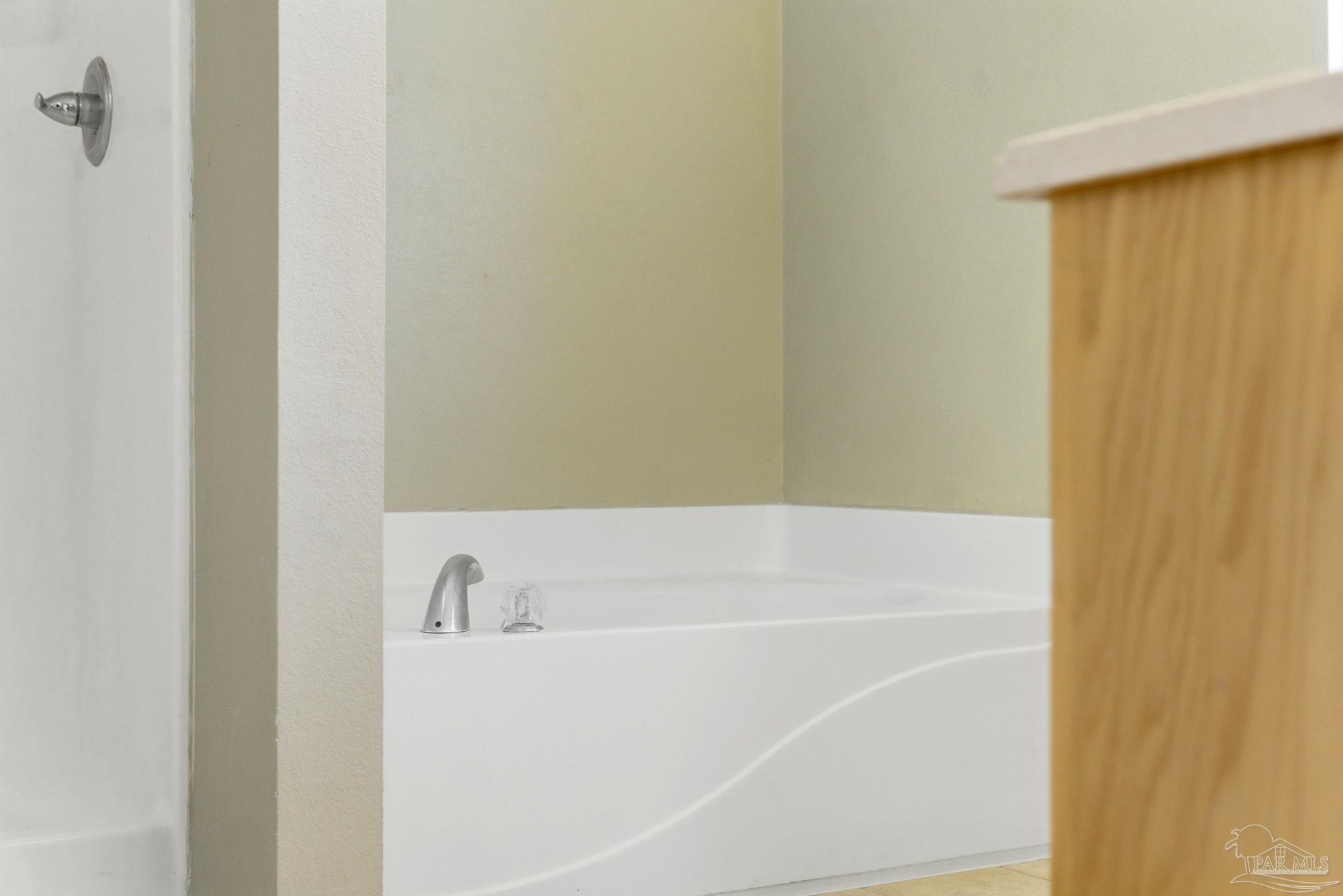8100 Castle Pointe Way Pensacola, FL 32506 - Photo 28 of 44 a white bath tub sitting next to a shower